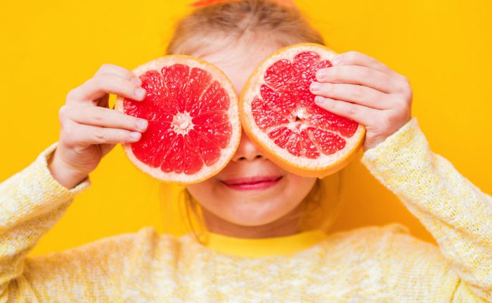 Mädchen mit Grapefruit