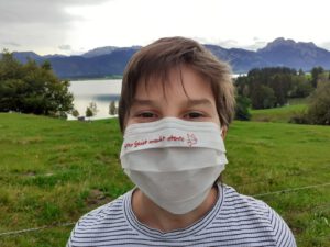 Junge mit Maske zur Firmung