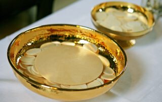 goldene Schalen mit Hostien