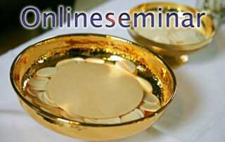 goldene Schalen mit Hostien