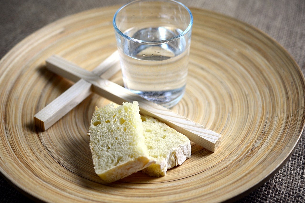 Schale mit Kreuz Brot und Wasser