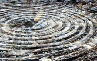 Kiesel mit Wasserkreisen