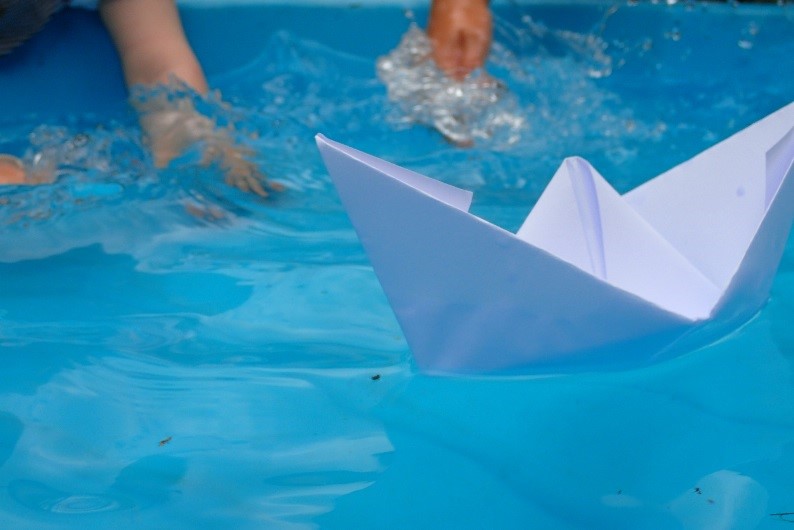 Papierschiff im Wasser