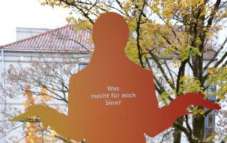 Frau mit offenen Armen