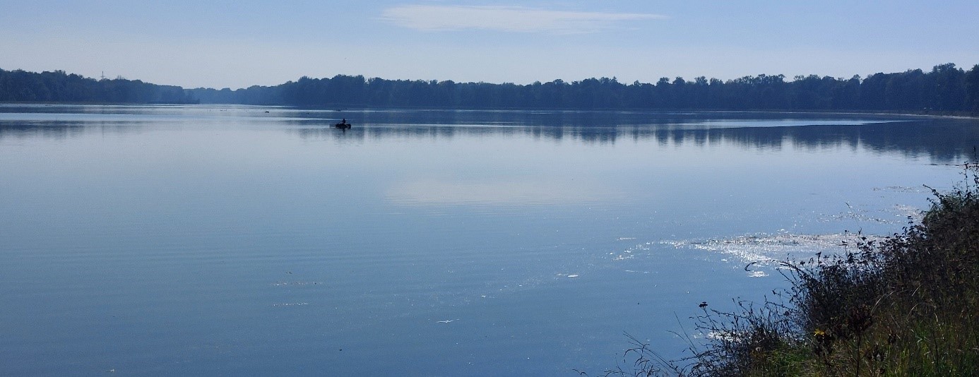 ruhiger See glitzernde Wasser