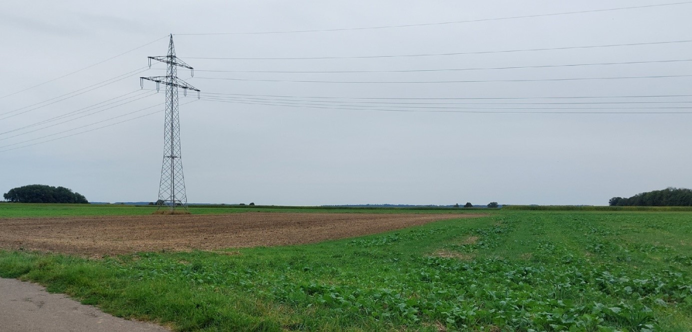 Strommast mit Leitungen