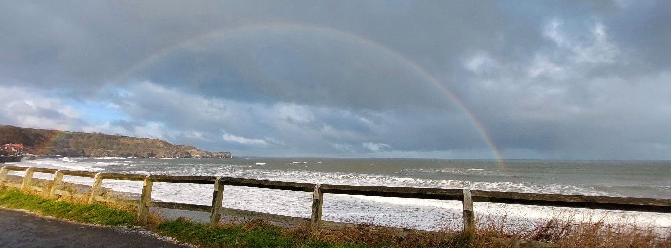 ganzer Regenbogen Strand Meer