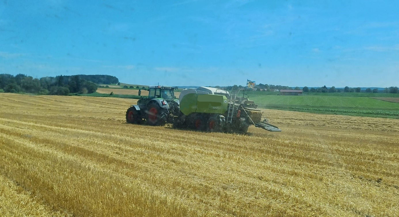 Bauer mäht Feld