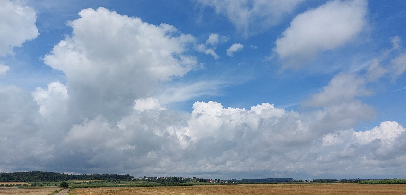 große Wolken am blauen Himmel