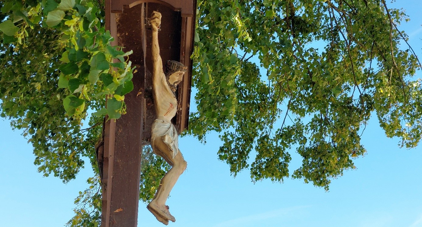 Wegkreuz mit Jesus und Baum