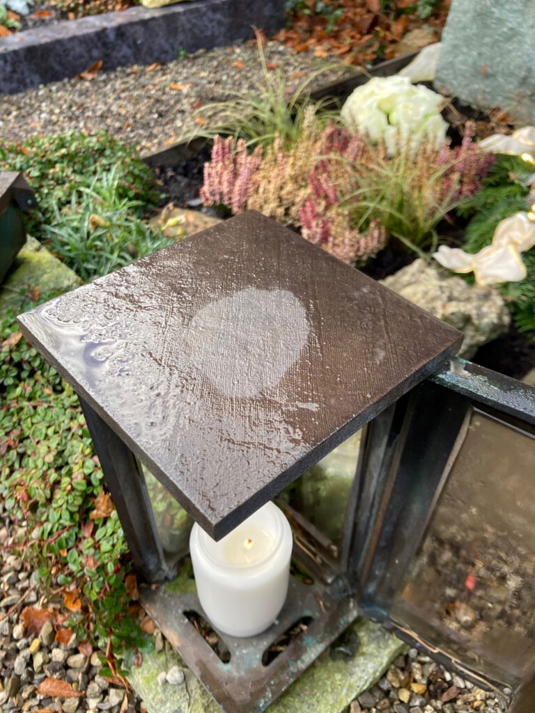 Grablicht offen und nah, Kerze an, Friedhof