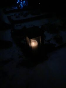 Grablicht, Kerze an, drumherum dunkel