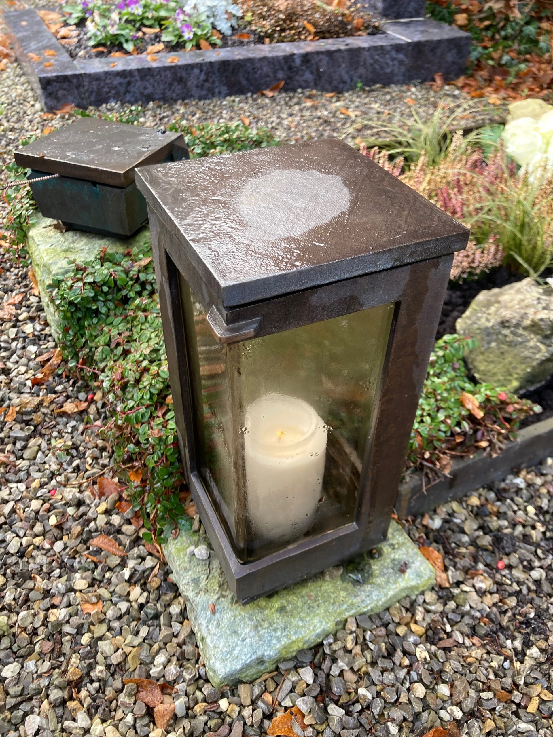 Grablicht zu Kerze an, Friedhof