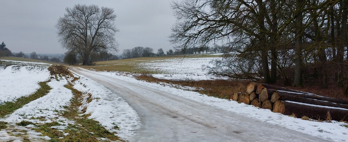 Feldweg mit vereiste matschige Straße