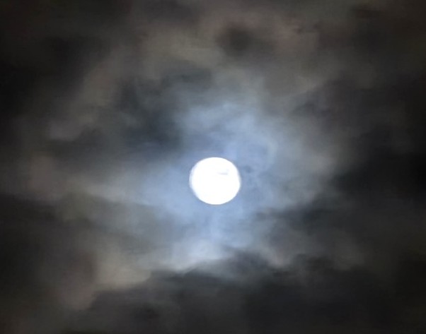 Vollmond zwischen Wolken aufreissen