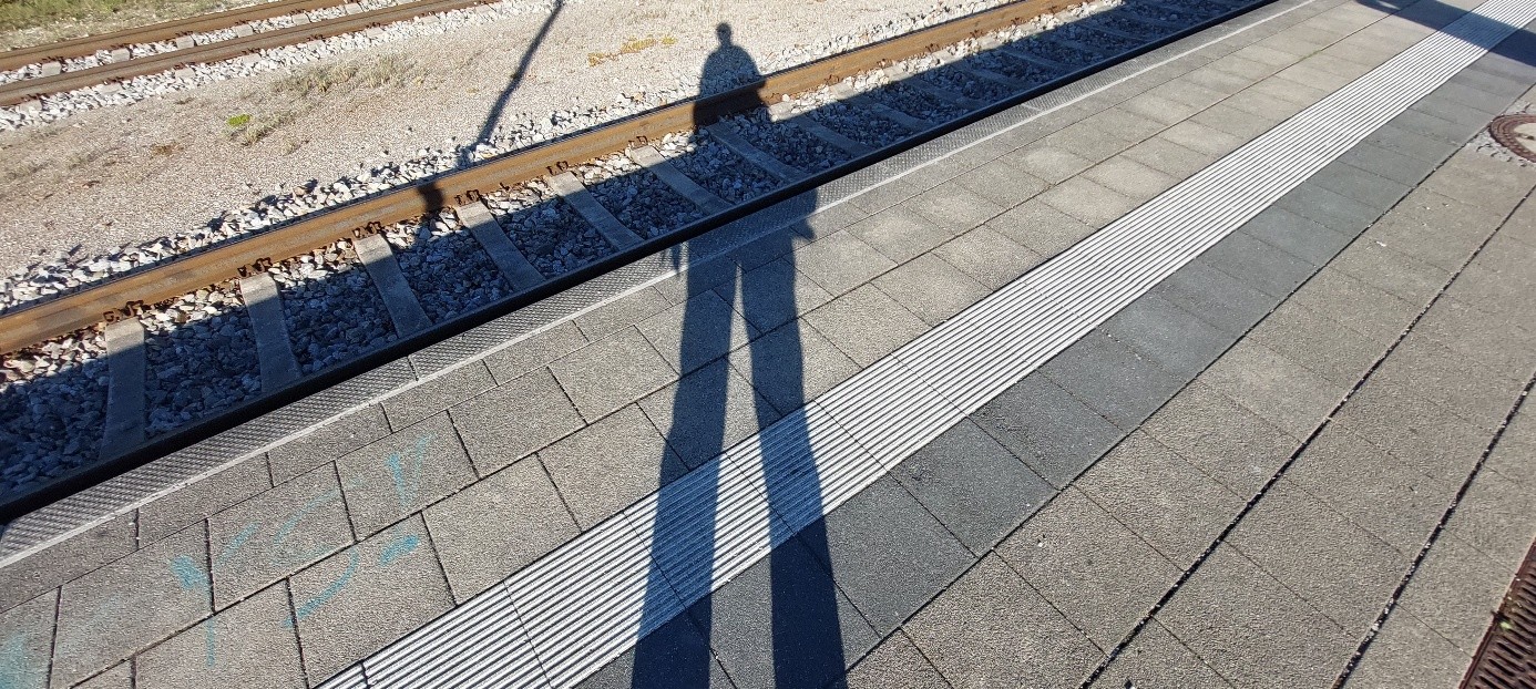 Schattenbild am Bahnhof