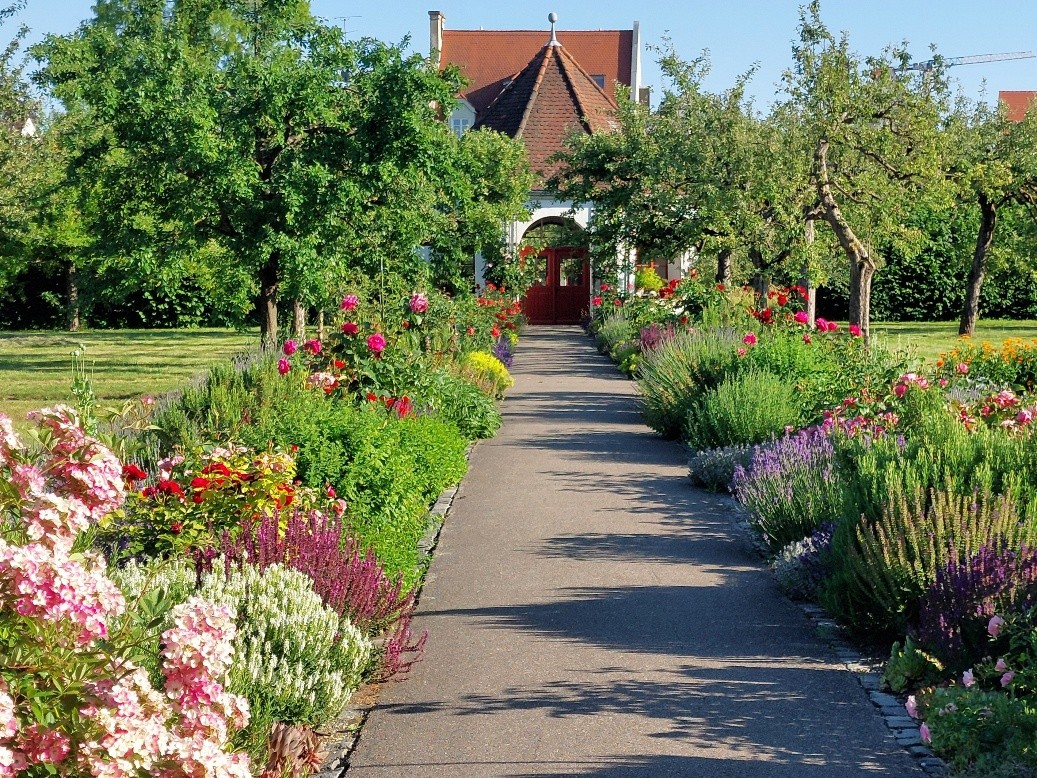 Stiller Garten im Juni Pavillon St. Stephan Augsburg