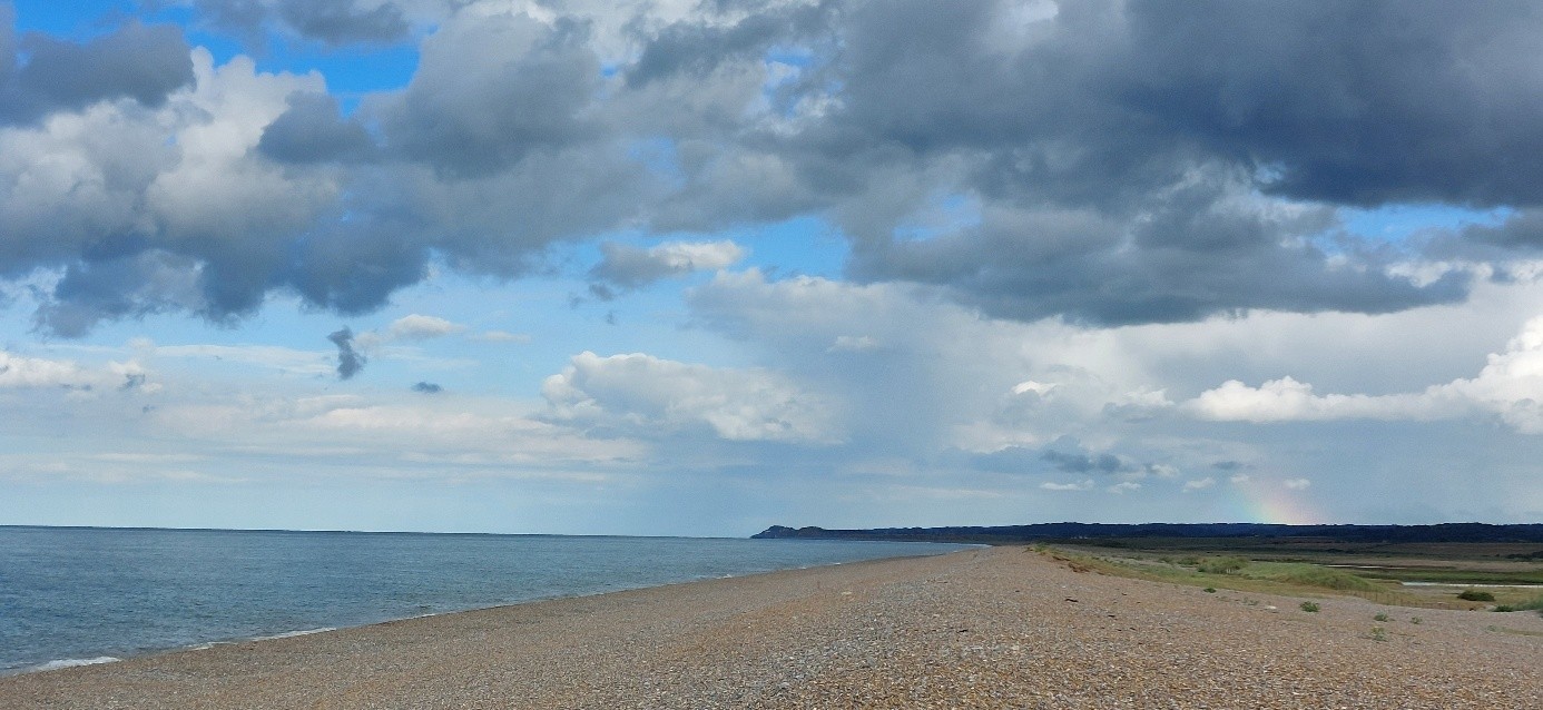 Strand mit Wolken und Himmel
